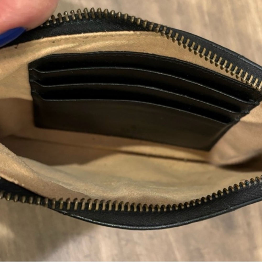 Women's Gucci GG Marmont Wrist Wallet - Picture 4 of 7